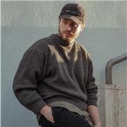 Insegnante di Songwriting, Composizione Pop e Beatmaking offre lezioni in stile laboratorio di scrittura creativa di canzoni con basi tecniche e teoriche e con esercizi creativi e fantasiosi volti a far divertire gli alunni ed a trasmettere la passione pe
